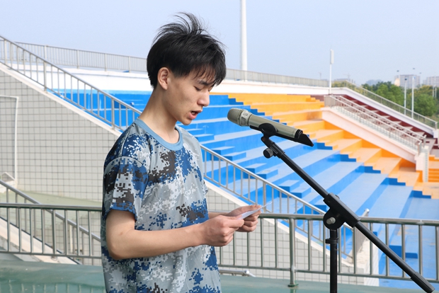 學生代表講話
