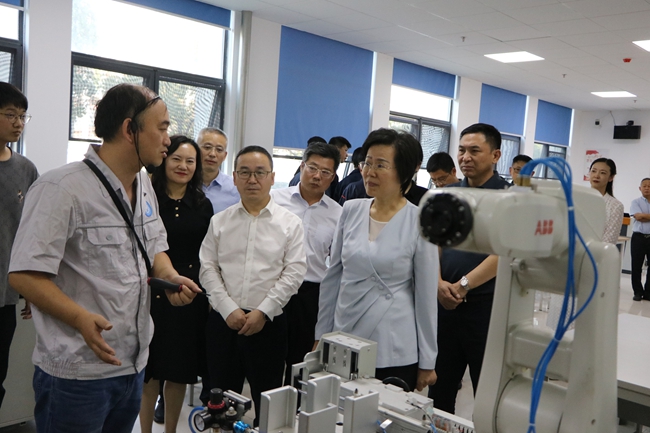 參觀工業機器人實訓室1