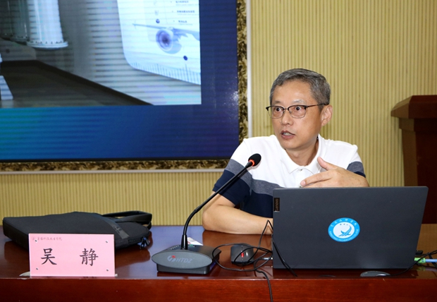 吳靜教授上課1.jpg