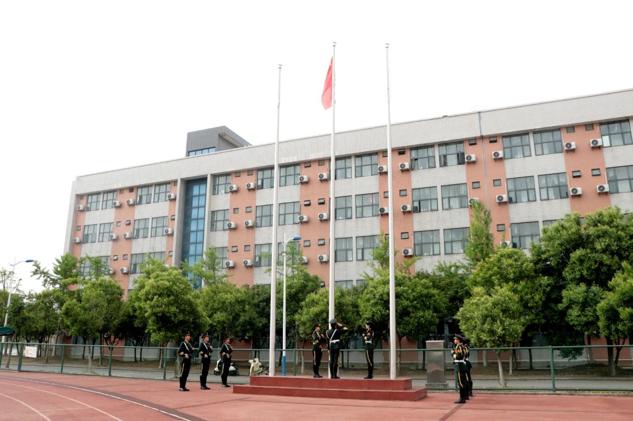 學校舉行五月升旗儀式暨國旗下的講話活動